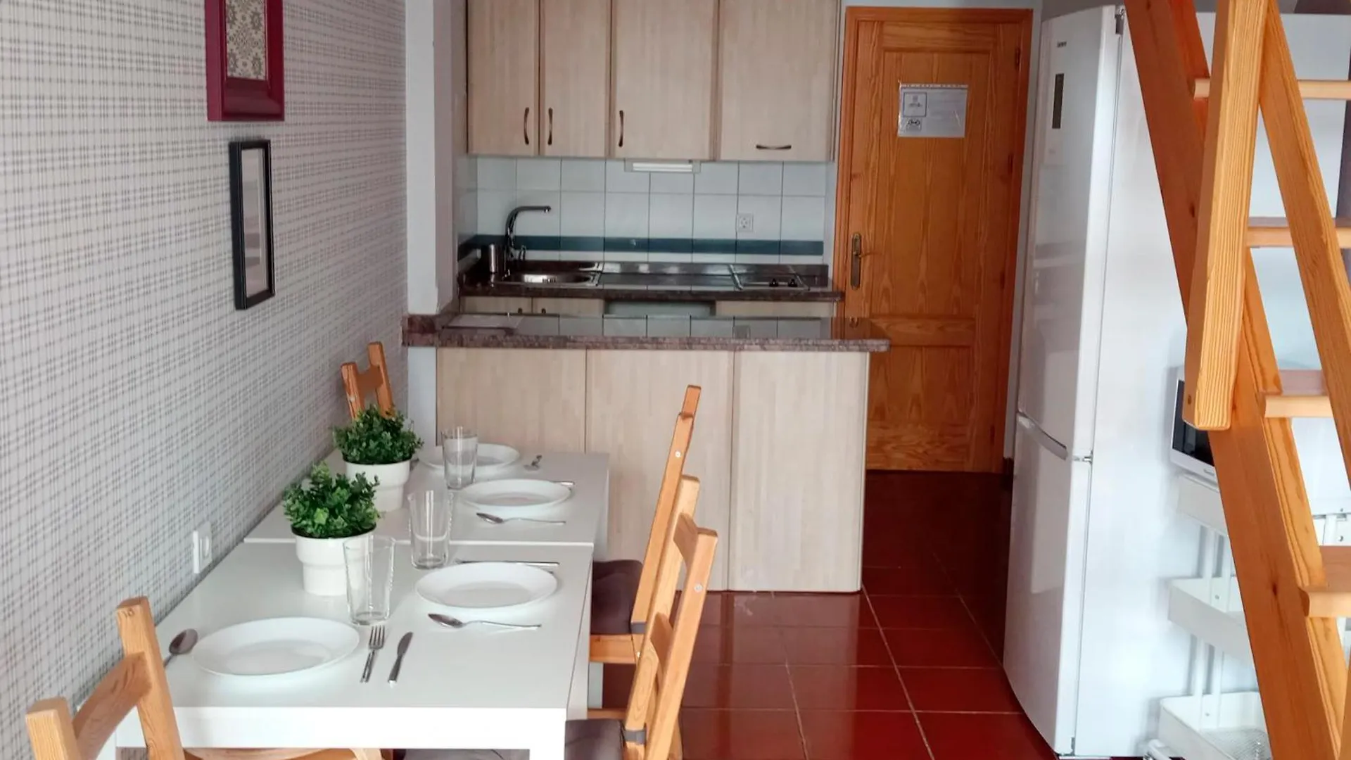 Apartamentos Las Tuyas 3000 location